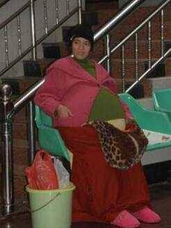 在11年前被称为"巨腹女人"的她,因患癌独自生活,如今过得怎样?