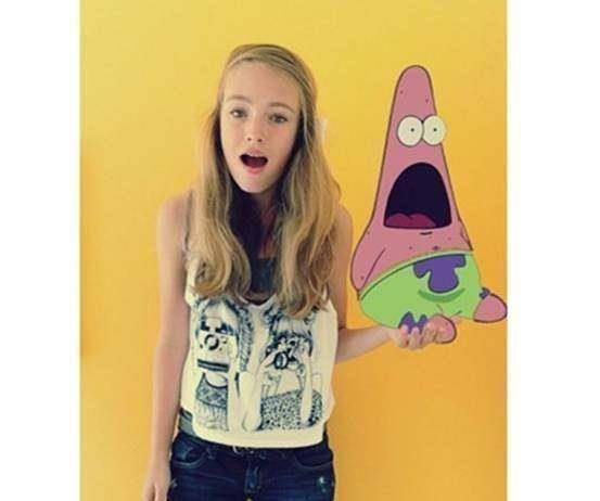 因为喜欢海绵宝宝动画片里的派大星,她的第一张p图就是和派大星合照的