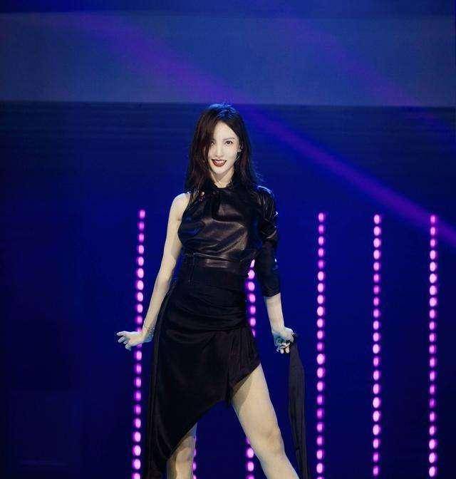 从全网宠到全网嘲,"插刀"金晨,跳舞油腻,万茜一把好牌打稀烂_网友