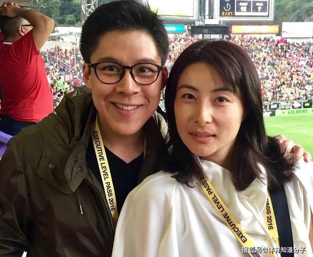 42岁郭晶晶现身日本显老态!