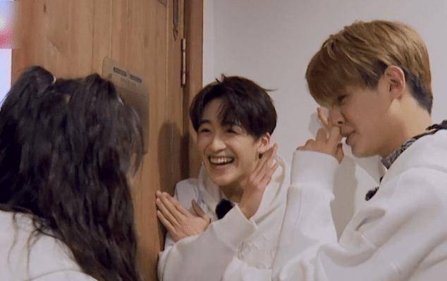 节目中意外暴露本名,表情成亮点,杨超越黄明昊因他争宠_一宁_洛洛