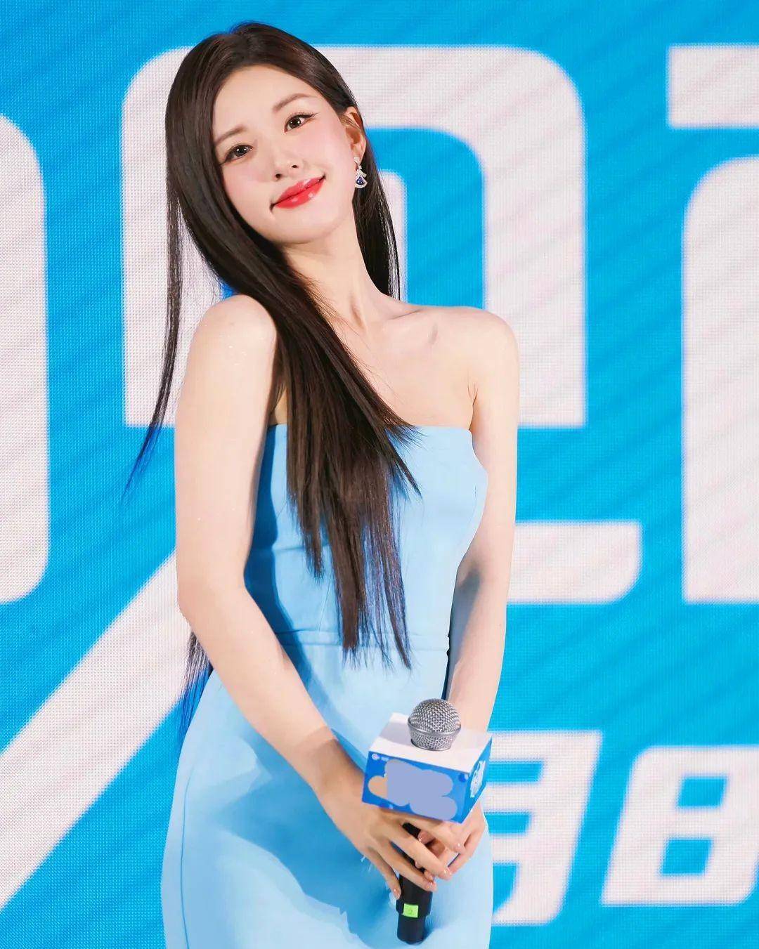 赵露思现身活动,身穿蓝色抹身材紧身裙重现著名舞蹈场景,童话气息