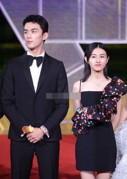 刘诗诗倪妮绝美同框,杨幂迷人红裙,热巴耳环掉了_一身_长裙_赵薇一