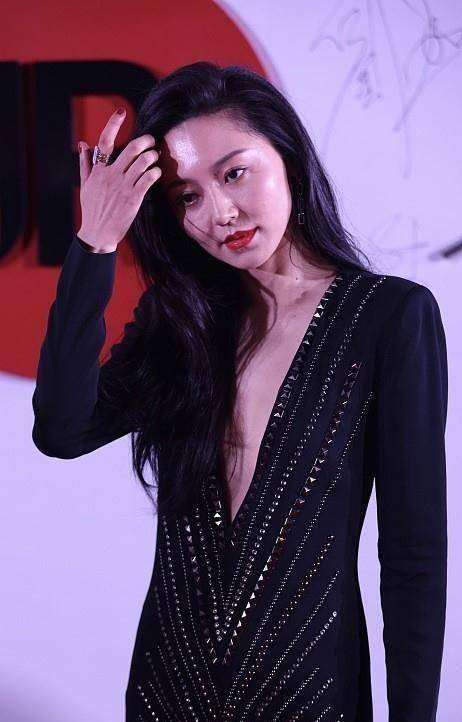黄梦莹的穿衣真是"大胆",裙子开领口搭配包臀裙,太养眼了_设计_黑色