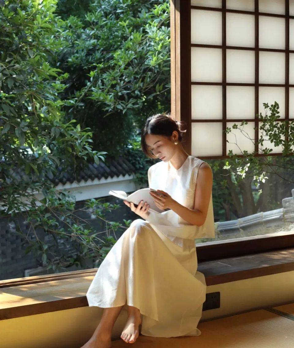 董卿,杨绛,林青霞:拥有书香气的女人有多迷人?_化妆_气质_房琪