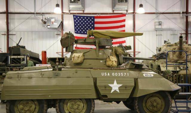 【军迷驾驶的"灰狗"轮式装甲车】这款轻型的装甲车是二战期间美国福特