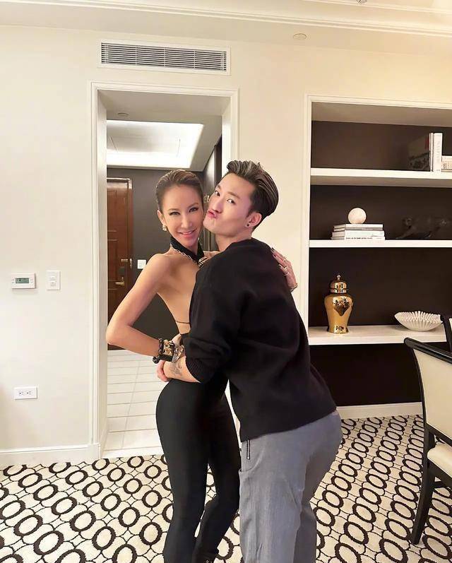 李玟:曾6次恋爱,36岁嫁加拿大富豪,如今47岁打扮依然潮流_安志杰