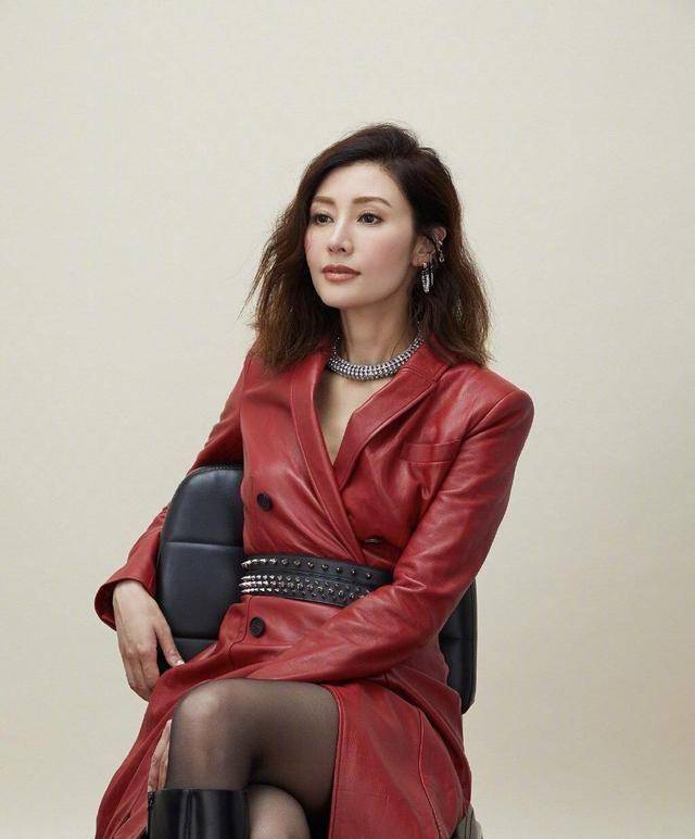 李嘉欣50岁仍"炫腹",黑色连衣裙腹部拼接薄纱真洋气,优雅大方_造型