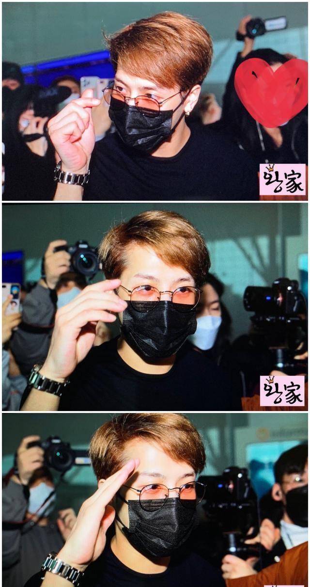 王嘉尔带着男导演一起回国,面对记者比心还敬礼_镜头_头发_黑色