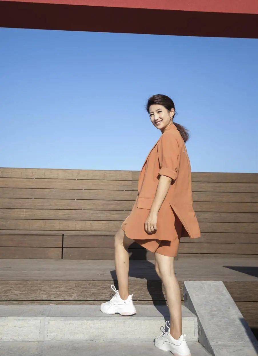 春妮很帅,长得好看,心地善良,儿子第一次出现_造型_时尚_黑色