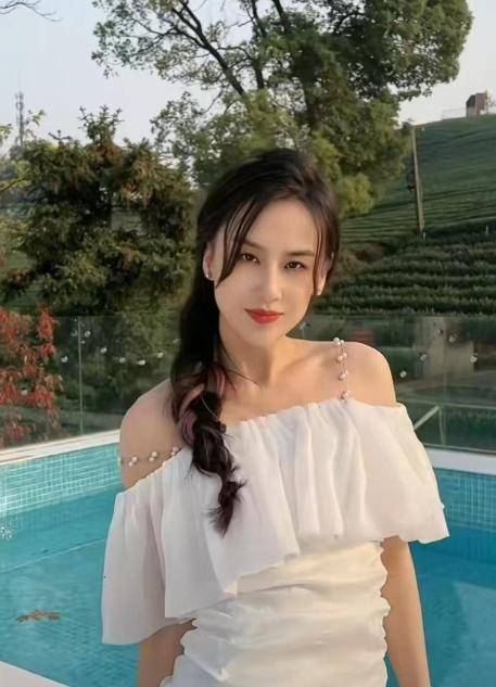 39岁黄圣依穿超短裙扭腰热舞,手上钻戒抢眼,此前与杨子屡传分手_婚姻