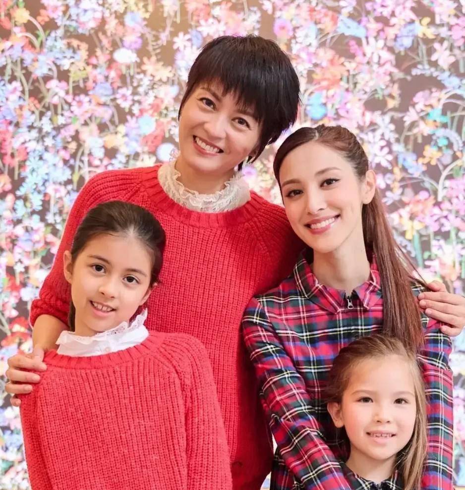 梁咏琪混血女儿长大了!