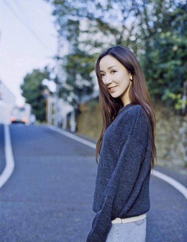 娄艺潇气场有点皮,时尚感霸屏被人称时尚精网友:主要颜值高_设计_其他