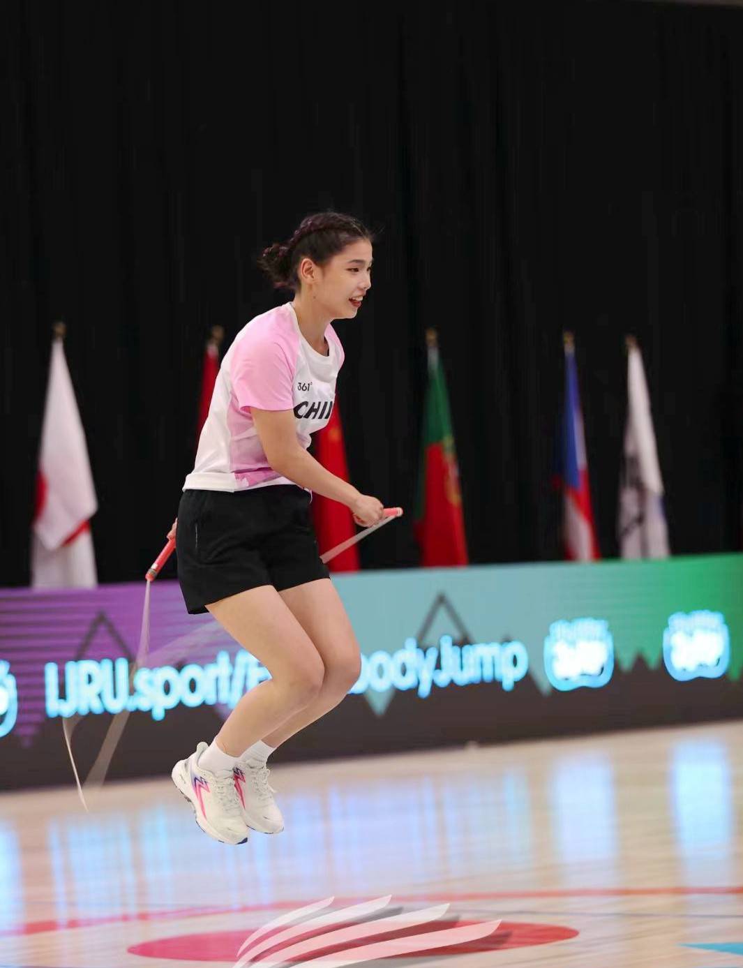 郑州科技学院学生杜婷婷在2023年世界跳绳锦标赛中破世界纪录_比赛