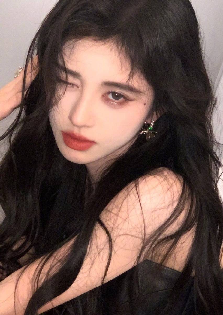 鞠婧祎穿黑色露腰吊带皮裙 卷发红唇性感美艳_大片_魅力_造型