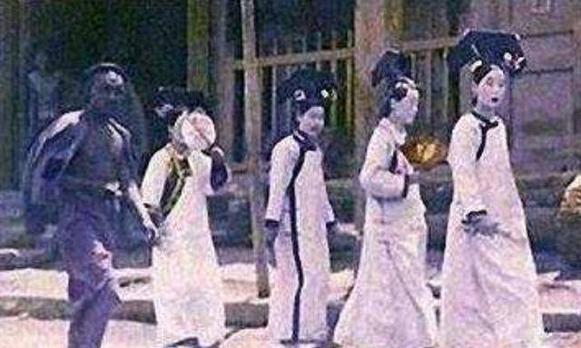 92年故宫墙上惊现清朝宫女,仅出现5秒,留下一张照片就神秘消失_宫殿