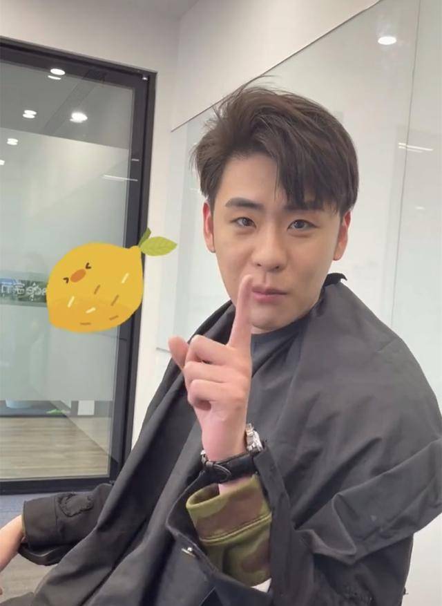 云雷造型周年庆,门口摆满了花篮,张云雷的粉丝真是给力_时候_支持