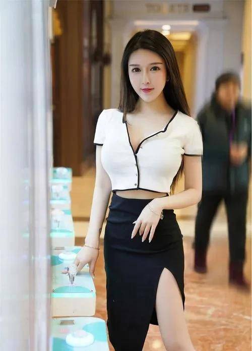 丝袜,高跟鞋,衣服随风,就问男人,谁能和他斗?_衬衫_女子_观众