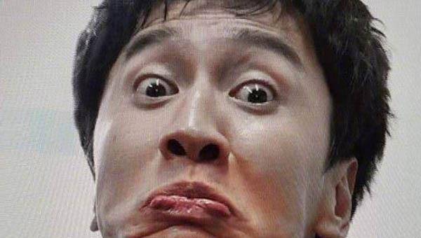 李光洙用皮筋勒脸表情变形,他明明是个高富帅,却偏要自毁形象_照片