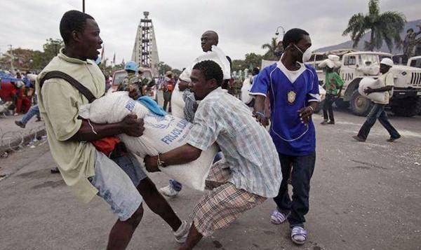 200年前,一群黑人和白人各自建立了一个国家,如今两国天差地别_海地