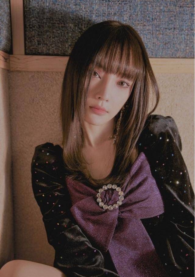 李小璐越活越少女,平刘海装嫩满分,波点裙装复古甜美_直播_线条_双腿