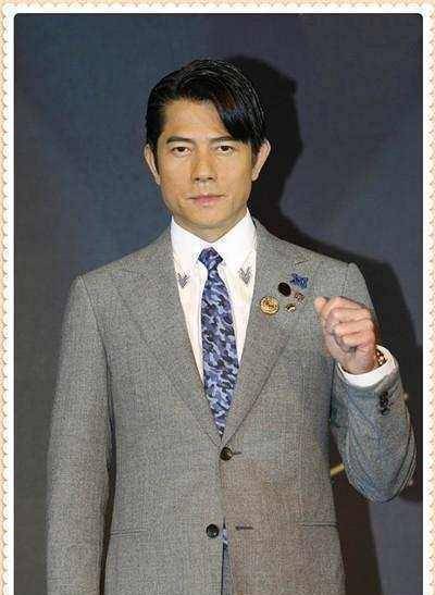 刘德华郭富城黎明同穿灰色西服,完全不是一个档次_身材_感觉_穿着