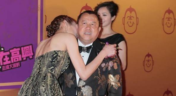 在2005年的时候,关淑怡承认自己是单亲妈妈,因为和曾志伟的关系很亲密