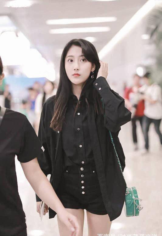 李艺彤这条裙子好抢镜,是在扮演童话里的公主吗?真可爱!