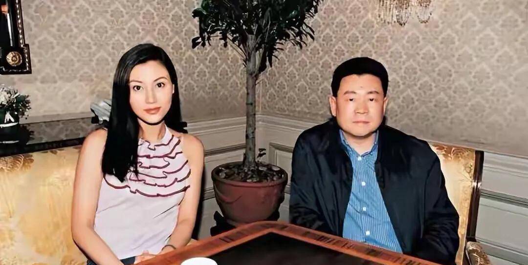 刘銮雄,称家里狗做绝育安静多了,建议某人也去绝育_关之琳_发布会