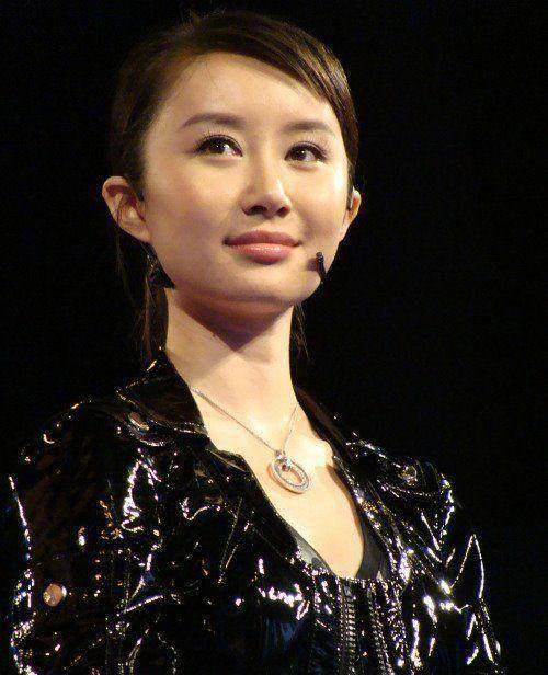 如果是没有商量好还真是天注定的同款品位啊就连刘亦菲的妈妈舒畅也