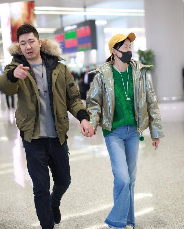 李艾素颜现身机场,亮面银色羽绒服配喇叭裤,穿平底鞋腿还这么长_毛衣