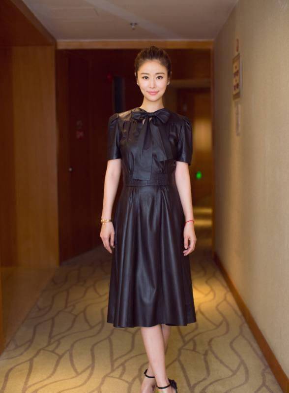 林心如不服老,42岁还穿22的衣服扮嫩,网友:大妈脸就别装嫩了!