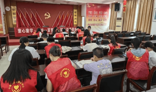 社区新时代文明实践站巧变“家门口”的公益暑期班 