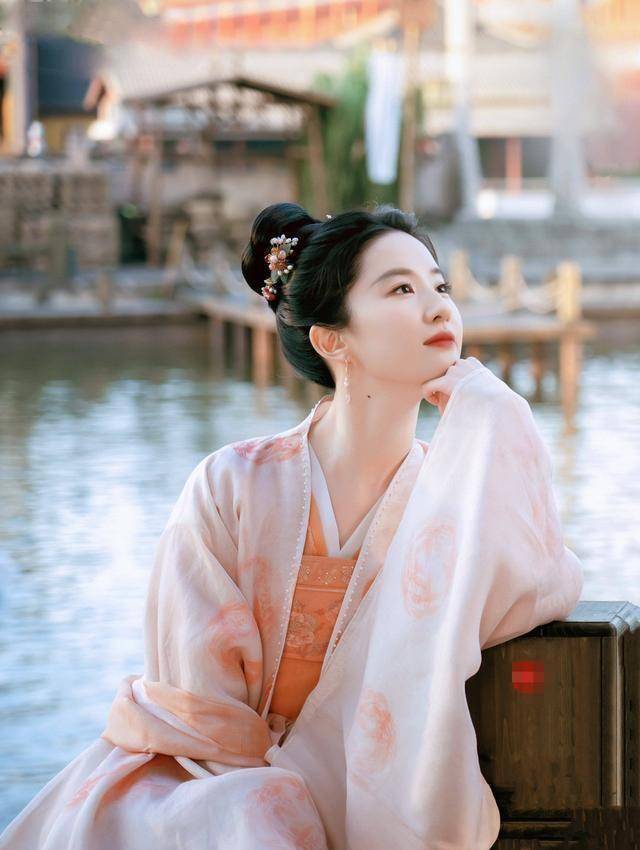 刘亦菲家居随性照真的是绝了,是在静等新剧播出吗?_照片_因为_美貌