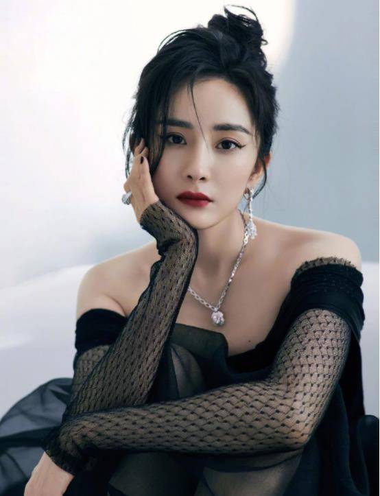 34岁杨幂罕曝空姐服旧照,浓妆不掩青涩娇羞,气质跟现在大不相同_网友