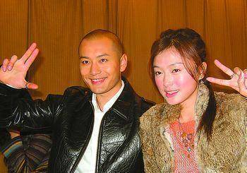 视频中,秦岚身穿白色轻纱长裙,与小7岁的刘以豪如同偶像剧一般甜蜜