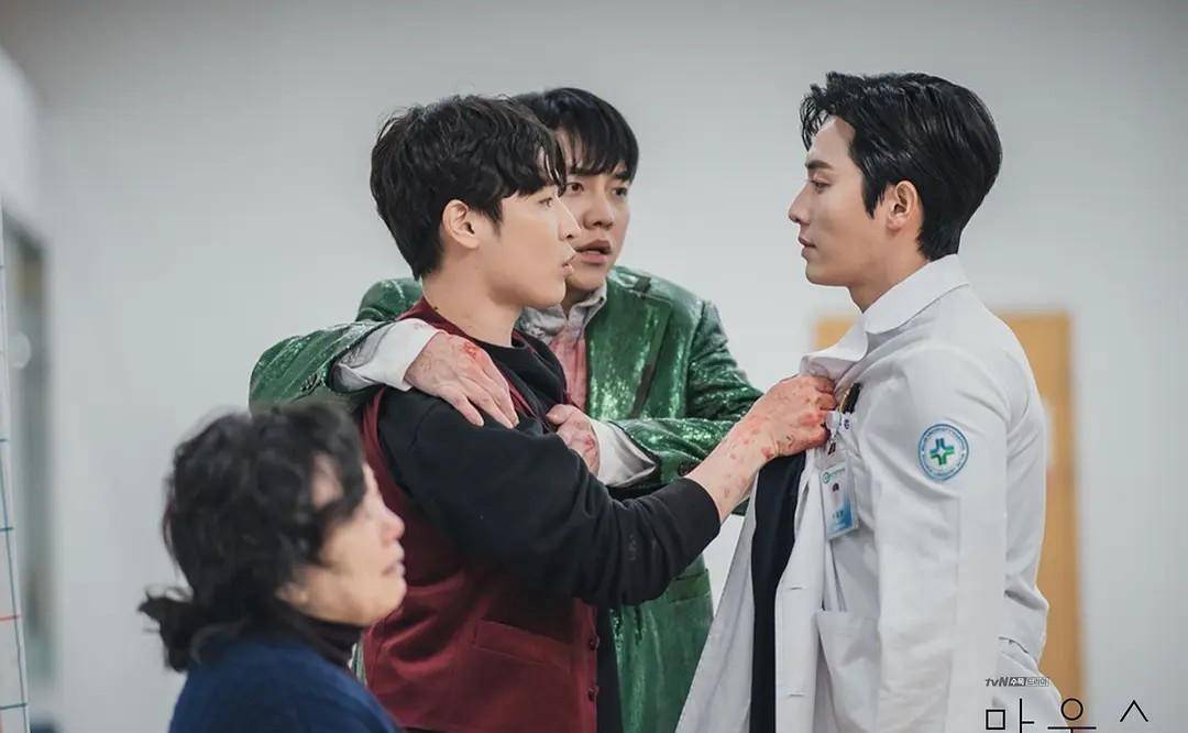 韩剧《窥探》:盯着基因携带者之余,有个表现异样的人也值得关注_崔洪