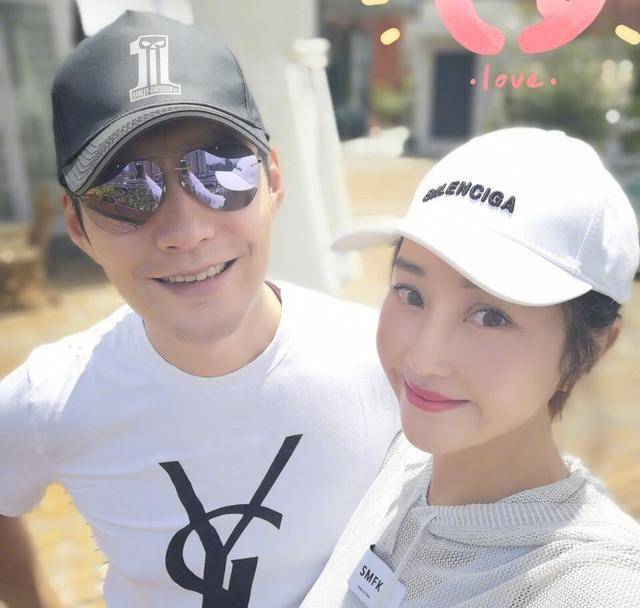 特别是在杜若溪怀孕之后,严屹宽对老婆更是照顾有加,他并没有把怀孕