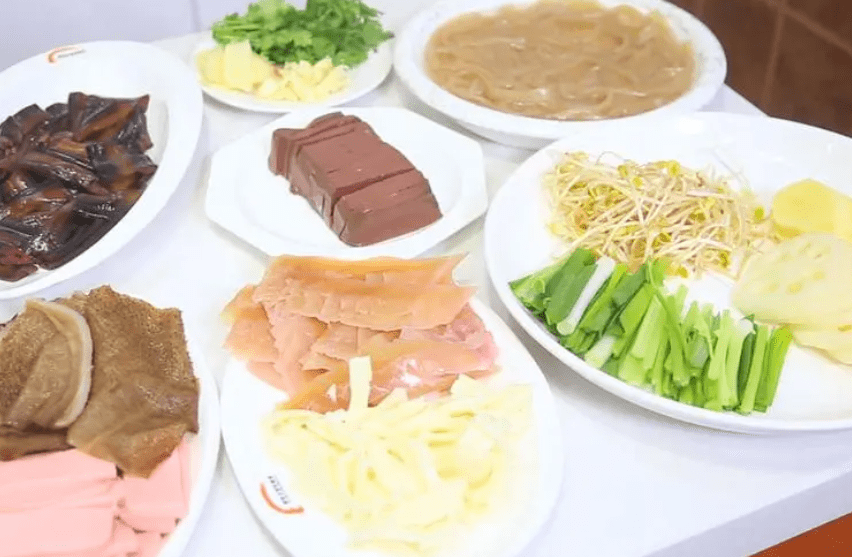 牛百叶等火锅常见配菜材料准备:今天,我将与大家分享制作美味毛血旺的