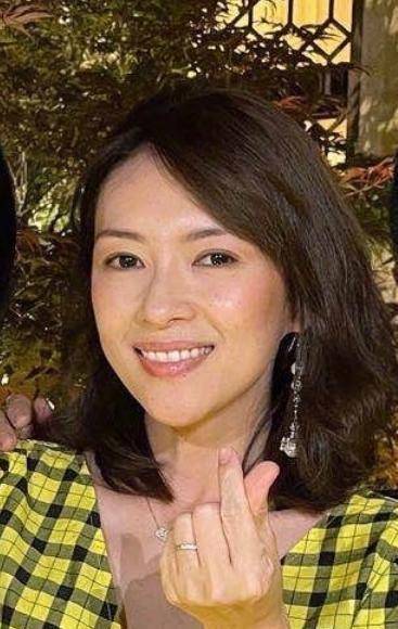 吕燕晒与章子怡聚会原图照,章子怡妊娠斑明显,仍开心比耶超自信_减肥