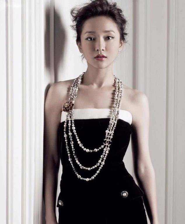 46岁周迅罕走时尚风,穿紧身礼服裹s型身材,眼角皱纹曝真实状态_电影