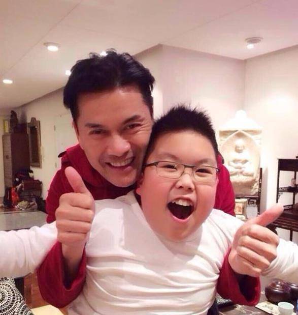 吕良伟儿子罕见照片,肥头大耳很是富态,颜值和爸爸不在一个水平