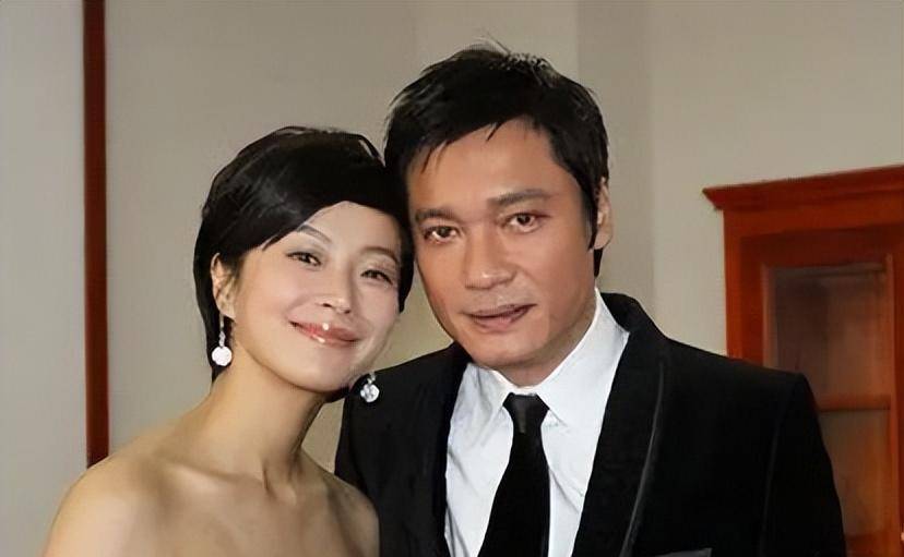 48岁苏岩2婚嫁tvb视帝,和老公前妻处成朋友,被网友吐槽像男人_张艺谋