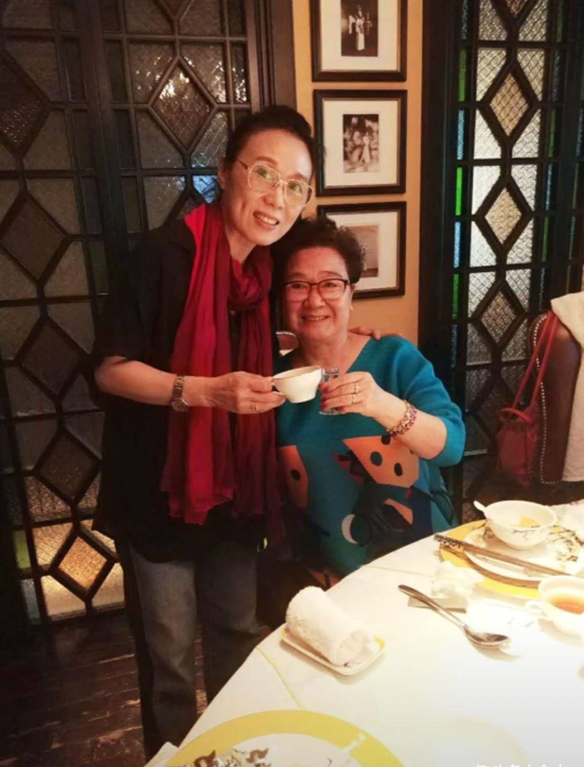 59岁吴琼与老公罕同框!