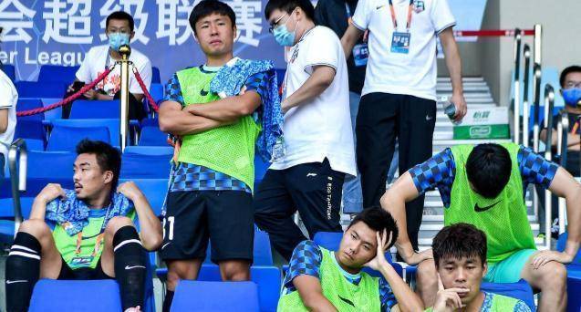 赵旭日上场了,留郑龙一人在替补席黯然神伤_对阵_中超_深圳