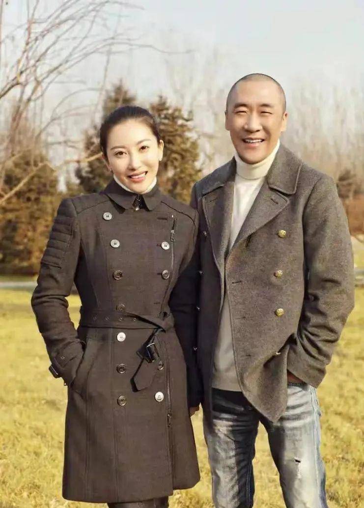 光头风衣霸气十足_尹旭_服装_分析