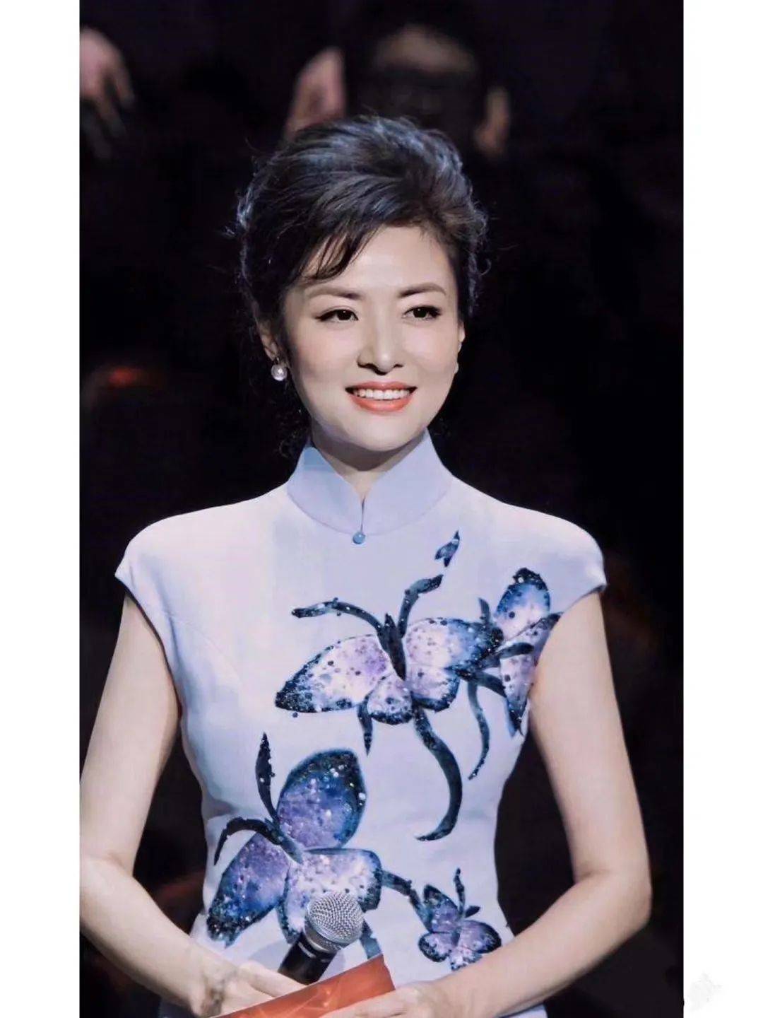 女人上了年纪,这样穿优雅端庄有气质_董卿_周涛_李思思