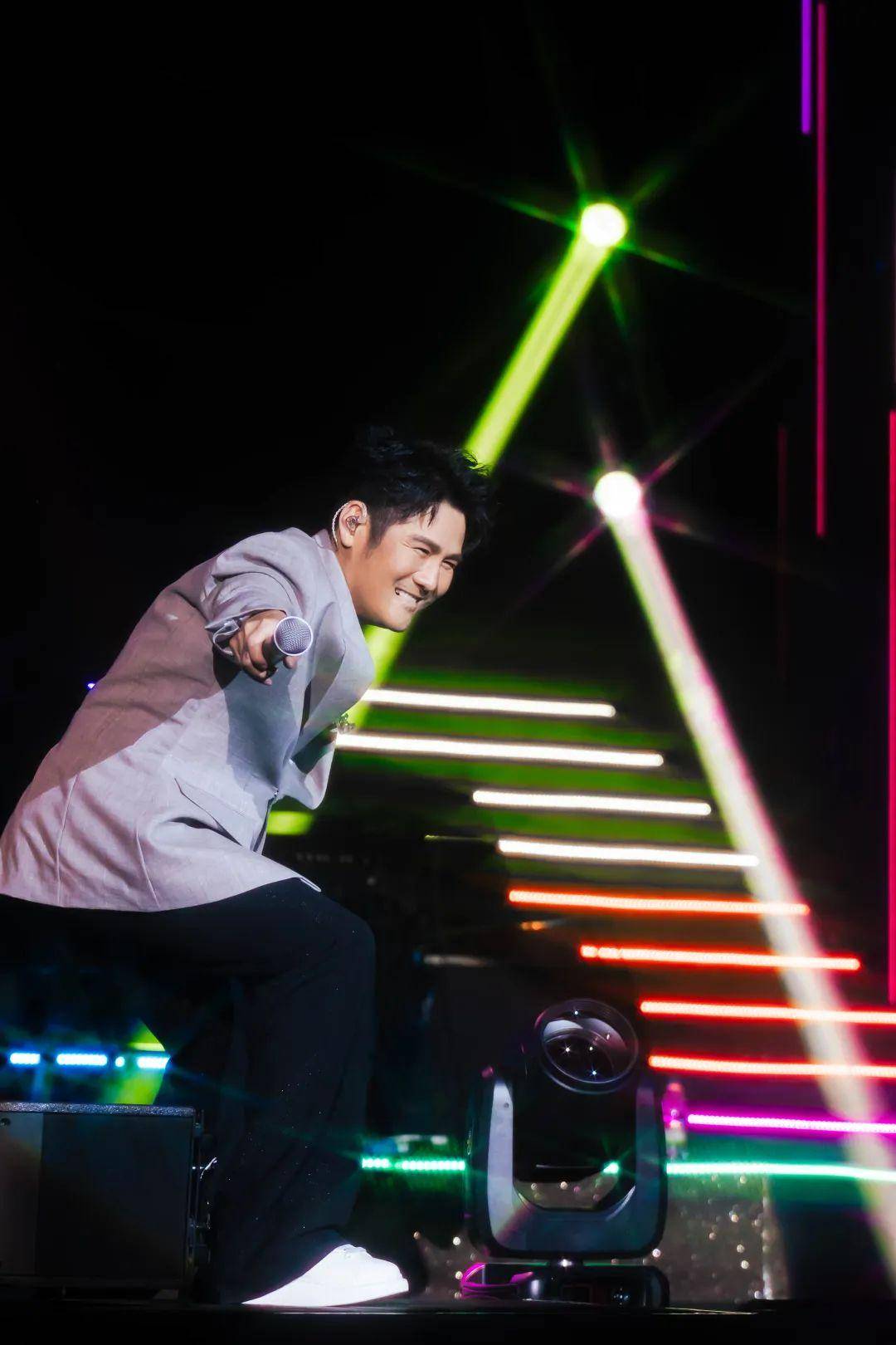 曹格以《寂寞先生》为演唱会掀开序幕后,紧接着带来快歌《3-7-20-1》