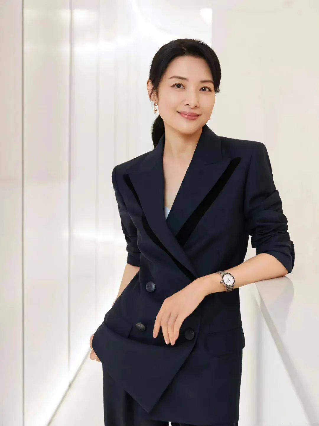 人亲自示范,女人上了年纪,这样穿优雅端庄有气质_董卿_周涛_李思思