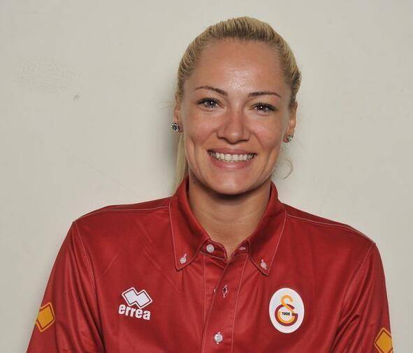 王一梅再出手签下第三外援,丁霞颜妮组豪阵,挑战朱婷冲冠_辽宁_赛季